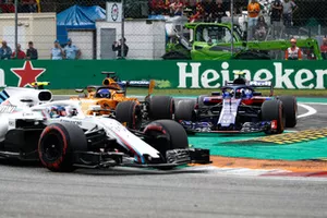 Sergey Sirotkin, Williams FW41, devant alors que Pierre Gasly, Toro Rosso STR13, sort de la piste en lutte avec Fernando Alonso, McLaren MCL33