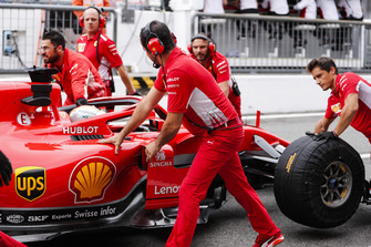 Sebastian Vettel, Ferrari SF71H, pits