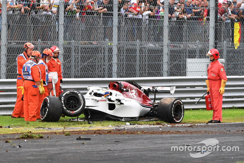 El coche accidentado de Marcus Ericsson, Alfa Romeo Sauber C37 in FP2