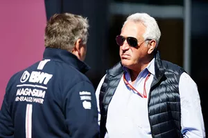 Lawrence Stroll parle avec Otmar Szafnauer, directeur, Force India