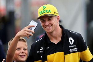 Nico Hulkenberg, Renault Sport F1 Team fans selfie 