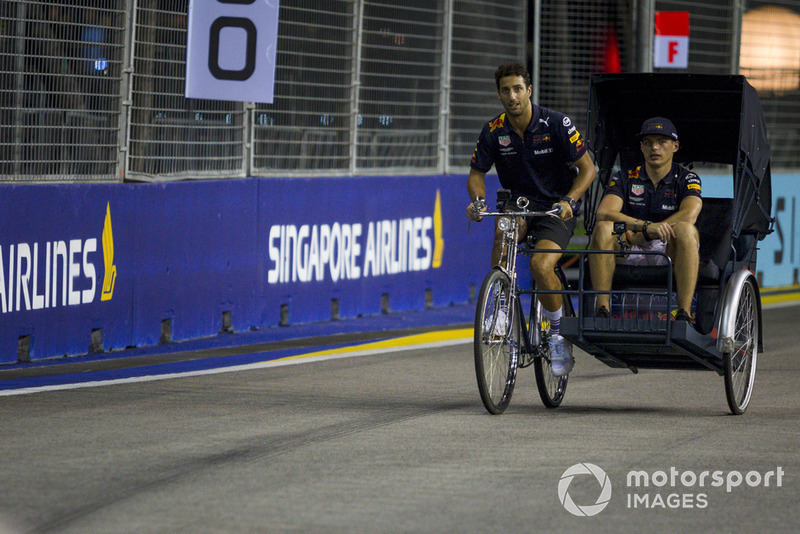 Daniel Ricciardo, Red Bull Racing y Max Verstappen, bicicleta y sidecar Red Bull Racing