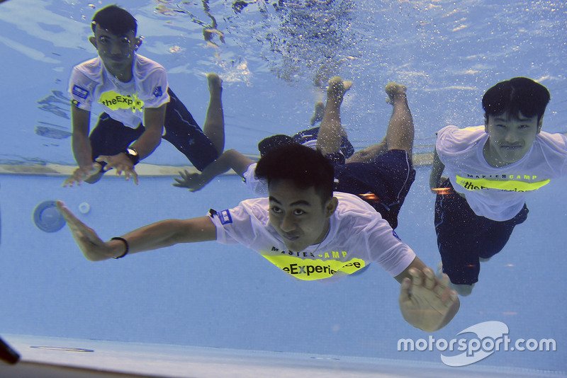 Faeroz menyelam di kolam renang