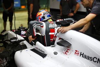 Romain Grosjean, Haas F1 Team, entre dans sa voiture