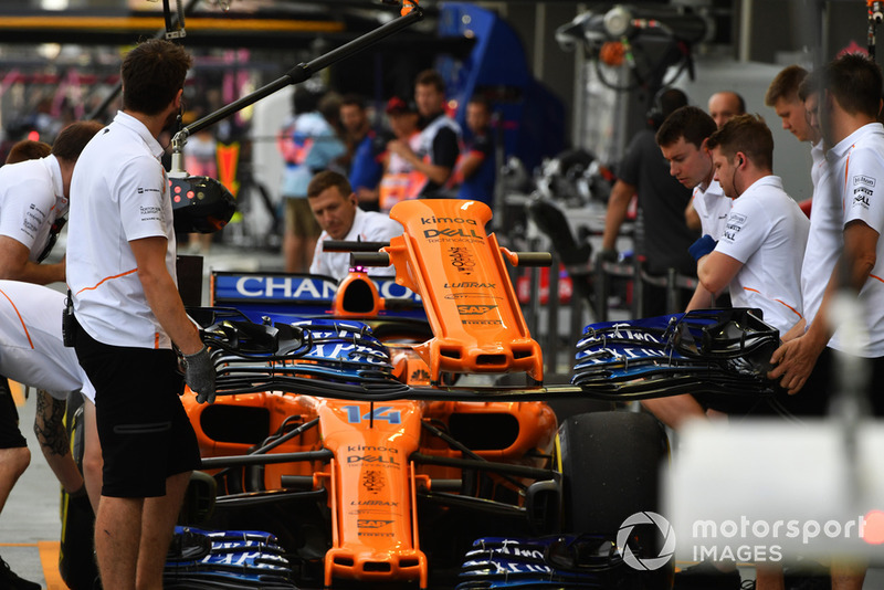 Cambio de morro coche Fernando Alonso, McLaren MCL33
