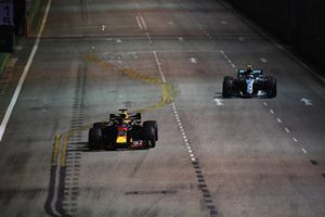 Daniel Ricciardo, Red Bull Racing RB14 e Valtteri Bottas, Mercedes AMG F1 W09 EQ Power+