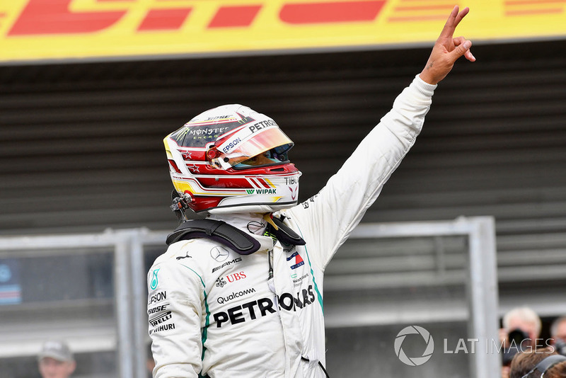 Le poleman Lewis Hamilton, Mercedes AMG F1, dans le parc fermé