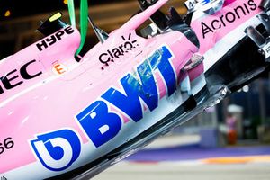 Oficiales de pista remueven el coche dañado deEsteban Ocon, Racing Point Force India VJM11