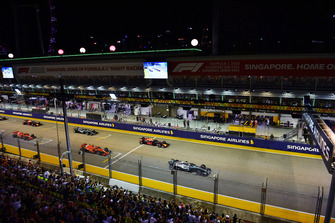 Lewis Hamilton, Mercedes-AMG F1 W09 leads at the start of the race