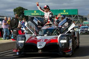 Ganadores de la carrera #8 Toyota Gazoo Racing Toyota TS050: Sebastien Buemi, Kazuki Nakajima, Fernando Alonso