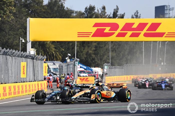 George Russell, Mercedes F1 W14, lucha con Oscar Piastri, McLaren MCL60, por delante de Nico Hulkenberg, Haas VF-23.