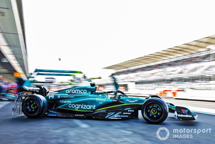 Fernando Alonso, Aston Martin AMR23, sale del garaje