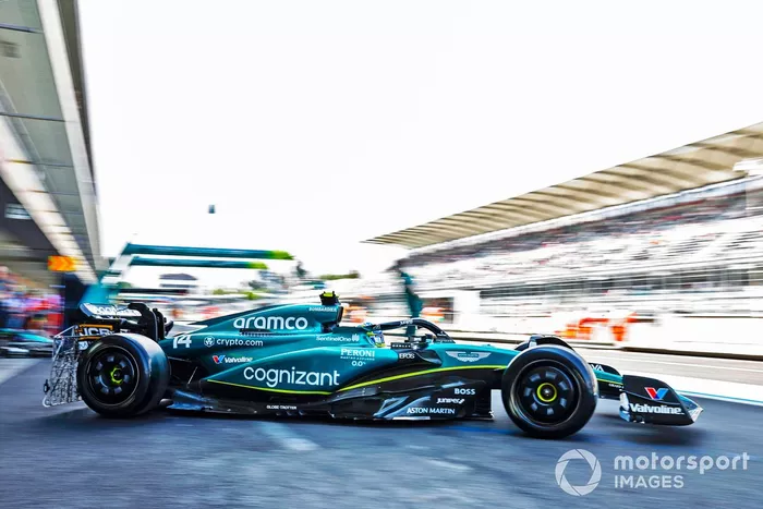 Fernando Alonso, Aston Martin AMR23, sale del garaje