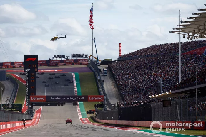 Lando Norris, McLaren MCL60, Charles Leclerc, Ferrari SF-23, lideran la salida.