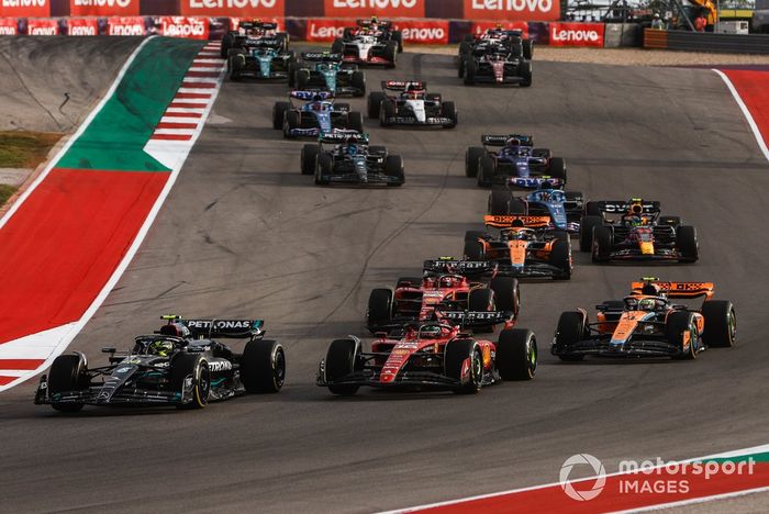 Lewis Hamilton, Mercedes F1 W14, Charles Leclerc, Ferrari SF-23, Lando Norris, McLaren MCL60, Carlos Sainz, Ferrari SF-23, el resto de la parrilla en la salida.