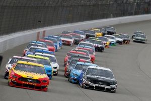 Start zum FireKeepers Casino 400 auf dem Michigan International Speedway in Brooklyn: Joey Logano, Team Penske, Ford Mustang Shell Pennzoil, führt