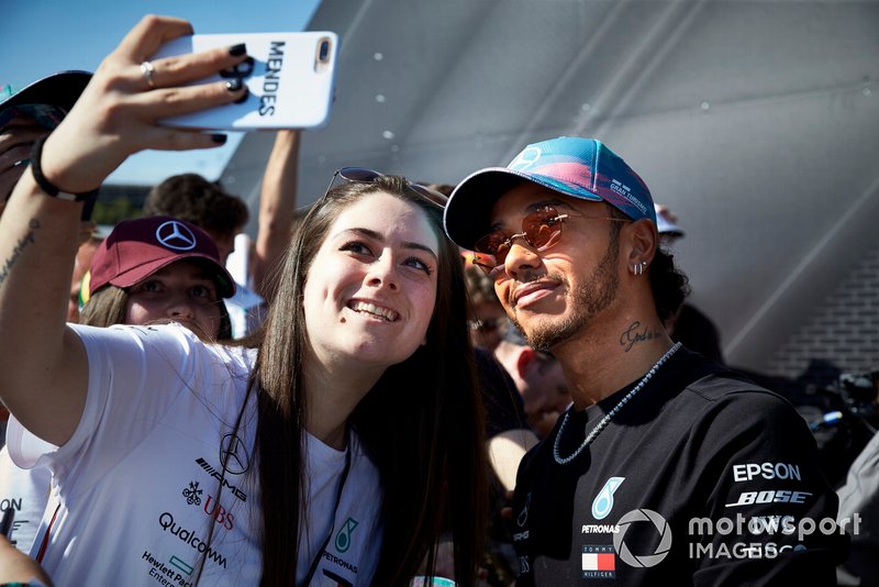 Lewis Hamilton, Mercedes AMG F1 poses for a selfie with a fan
