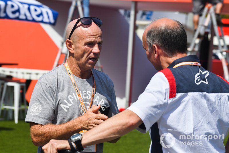 L'ancien pilote moto Randy Mamola, dans le paddock
