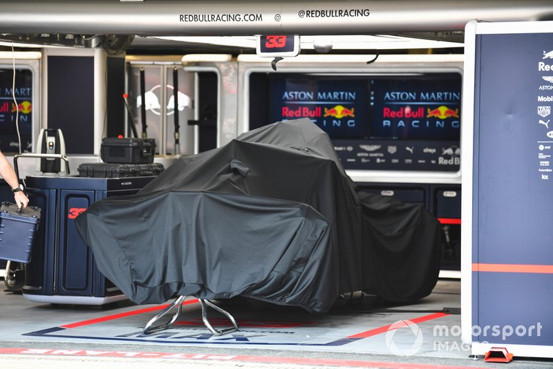 El coche de Max Verstappen, Red Bull Racing RB15 en el box