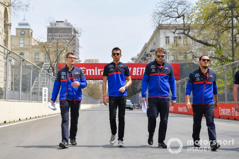 Alexander Albon, Toro Rosso cammina in pista con i suoi ingegneri