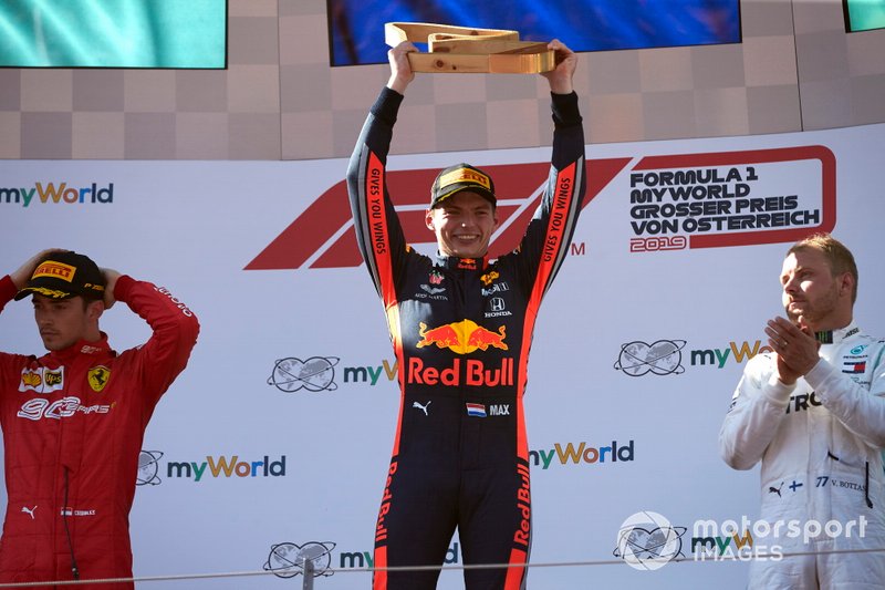 Il vincitore della gara Max Verstappen, Red Bull Racing, sul podio