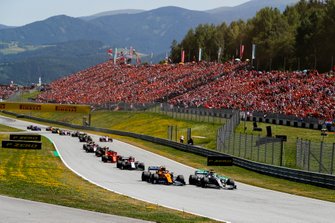 Lewis Hamilton, Mercedes AMG F1 W10, voor Lando Norris, McLaren MCL34, Kimi Raikkonen, Alfa Romeo Racing C38, Sebastian Vettel, Ferrari SF90, Max Verstappen, Red Bull Racing RB15, en de rest van het veld na de start