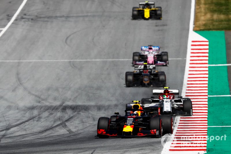 Pierre Gasly, Red Bull Racing RB15, devant Antonio Giovinazzi, Alfa Romeo Racing C38, Romain Grosjean, Haas F1 Team VF-19, et Sergio Perez, Racing Point RP19