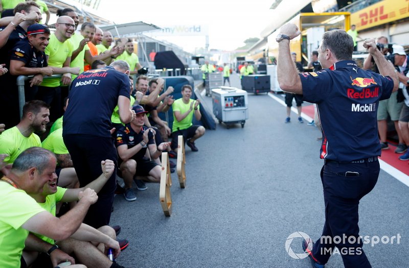 Christian Horner e Max Verstappen, Red Bull Racing festeggiano con il team