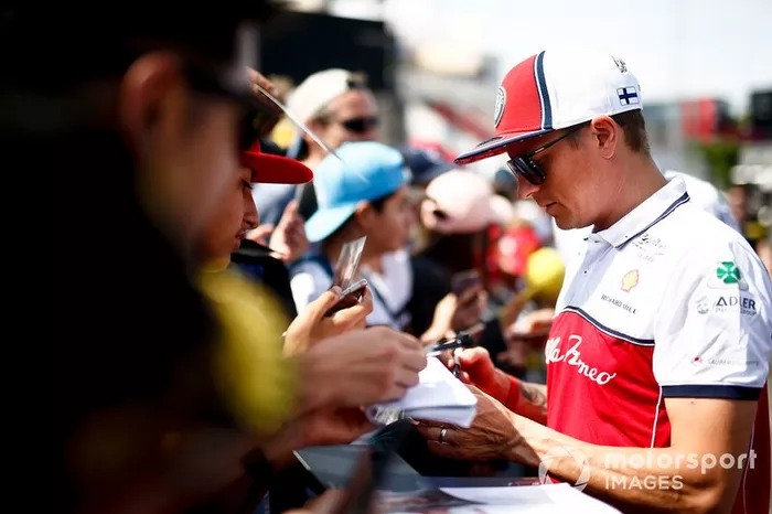 Kimi Raikkonen, Alfa Romeo Racing, firma un autografo