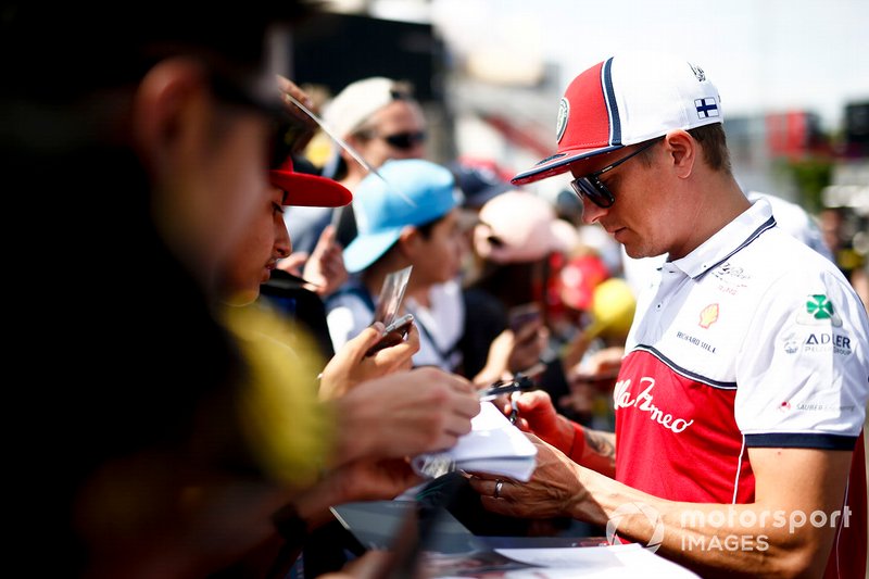 Kimi Raikkonen, Alfa Romeo Racing signe un autographe pour un fan