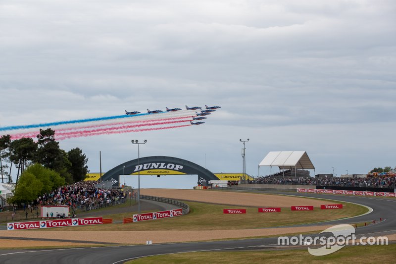 Aviones pasan sobre el circuito