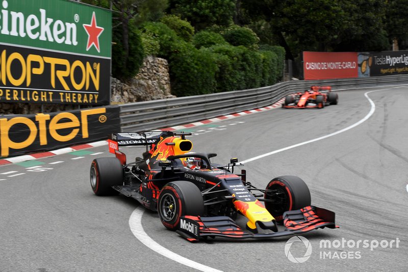 Max Verstappen, Red Bull Racing RB15, ve Sebastian Vettel, Ferrari SF90