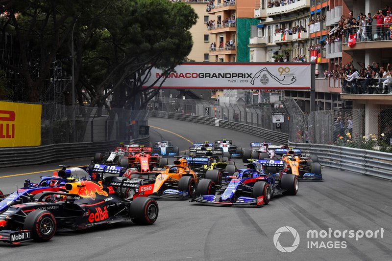 Pierre Gasly, Red Bull Racing RB15, leads Daniil Kvyat, Toro Rosso STR14, Carlos Sainz Jr., McLaren MCL34, Alexander Albon, Toro Rosso STR14, and the remainder of the field at the start