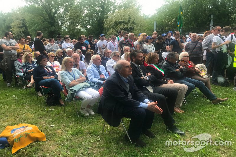 Los aficionados observan la celebración de la misa