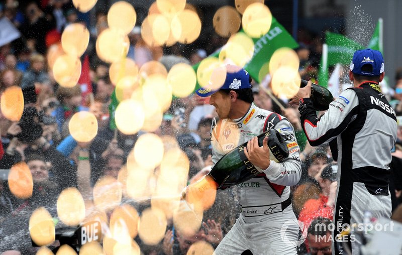Lucas Di Grassi, Audi Sport ABT Schaeffler, vainqueur, avec Sébastien Buemi, Nissan e.Dams, deuxième, sur le podium