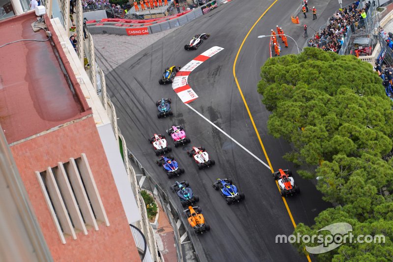 Nyck De Vries, ART Grand Prix, precede Luca Ghiotto, UNI Virtuosi Racing, Nicholas Latifi, Dams e il resto delle auto all'inizio