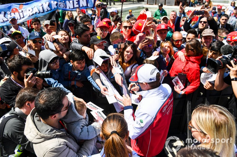 Kimi Raikkonen, Alfa Romeo Racing firma autografi ai fan