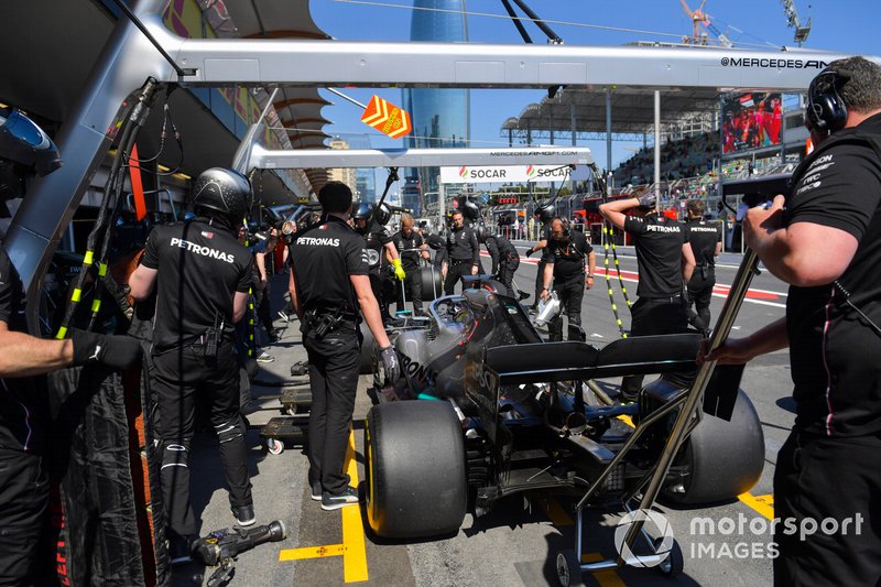 Lewis Hamilton, Mercedes AMG F1 W10, ai box durante le prove libere