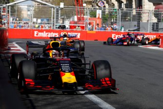 Max Verstappen, Red Bull Racing RB15, en Lando Norris, McLaren MCL34