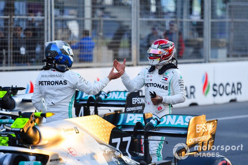 Il poleman Valtteri Bottas, Mercedes AMG F1, e Lewis Hamilton, Mercedes AMG F1, si congratulano l'un l'altro, dopo le Qualifiche