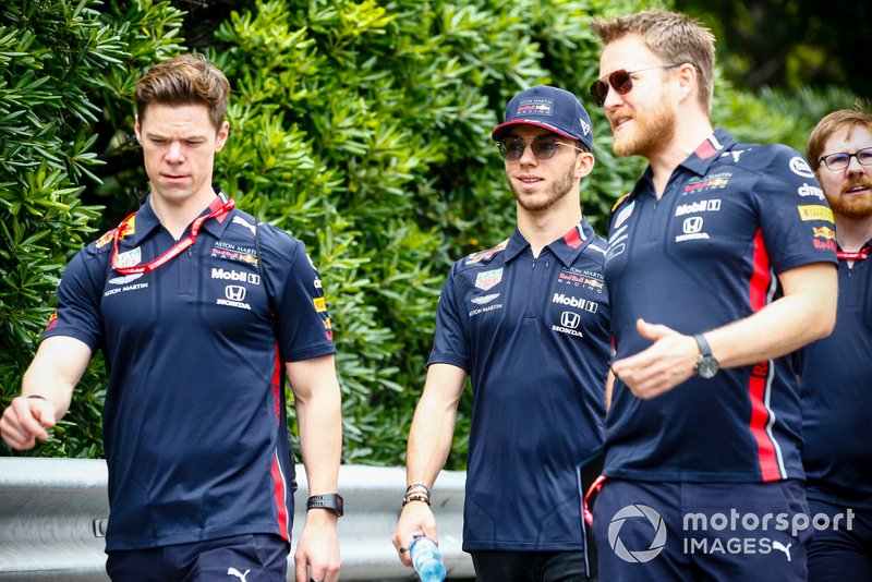 Pierre Gasly, Red Bull Racing, ispeziona il circuito