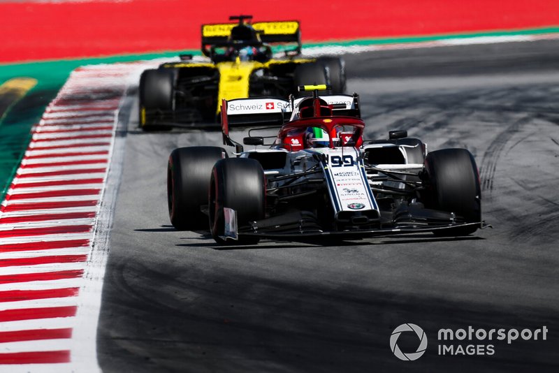 Antonio Giovinazzi, Alfa Romeo Racing C38, leads Daniel Ricciardo, Renault R.S.19