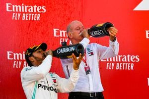 Lewis Hamilton, Mercedes AMG F1, 1e plaats, en Dr Dieter Zetsche, CEO, Mercedes Benz drinken Champagne op het podium