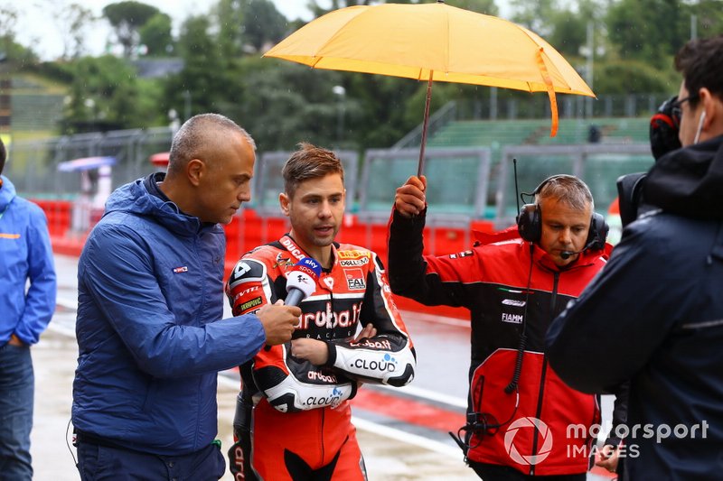 Álvaro Bautista, Aruba.it Racing-Ducati Team dejando a los pilotos en la sesión informativa