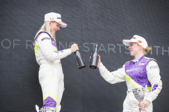 Beitske Visser viert feest met Alice Powell