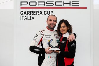 Niccolò Mercatali viene premiato da Valentina Albanese