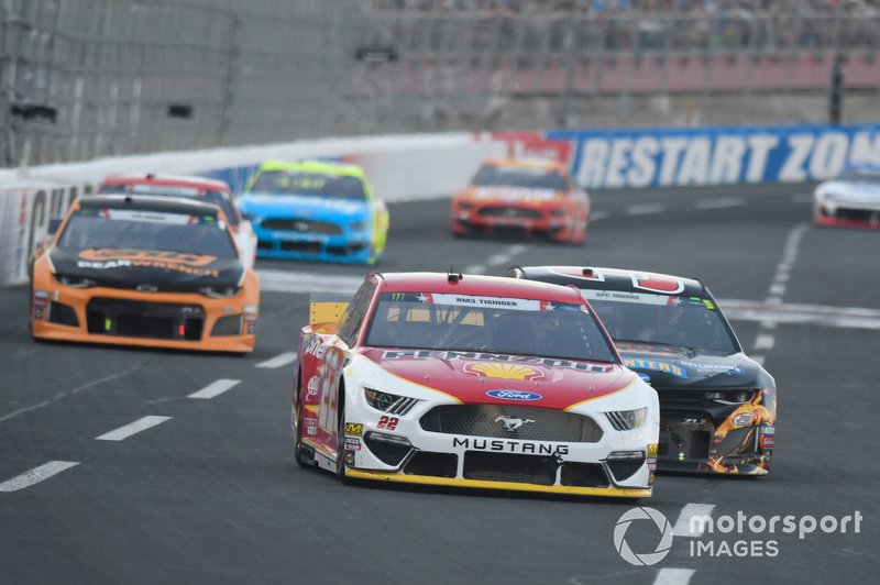 Joey Logano, Team Penske, Ford Mustang Shell Pennzoil, Chris Buescher, JTG Daugherty Racing, Chevrolet Camaro Kroger Thrill of the Grill