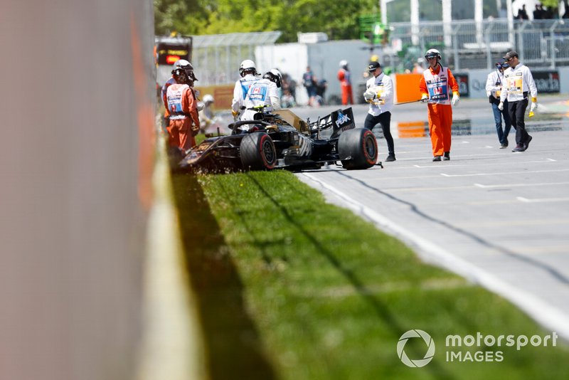 Маршалы убирают с трассы разбитый автомобиль Haas VF-19 Кевина Магнуссена