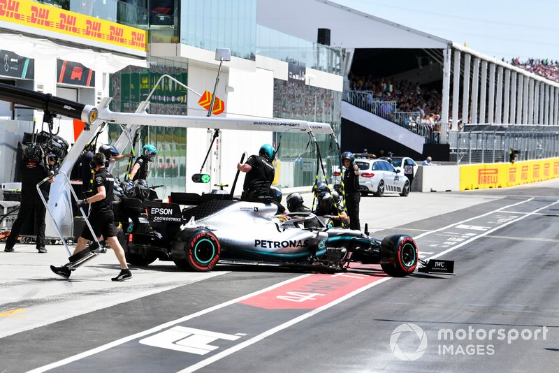 Lewis Hamilton, Mercedes AMG F1 W10, sale del garaje mientras Valtteri Bottas, Mercedes AMG W10, hace una parada durante la calificación