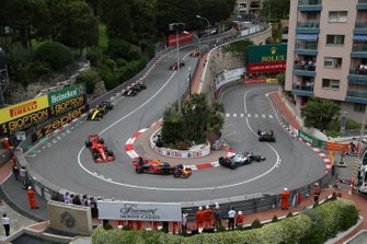 Lewis Hamilton, Mercedes AMG F1 W10, voor Valtteri Bottas, Mercedes AMG W10, Max Verstappen, Red Bull Racing RB15, Sebastian Vettel, Ferrari SF90, en Daniel Ricciardo, Renault R.S.19